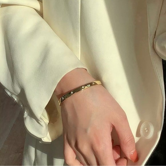 Bracelet with star pattern - Picture 2 of 3